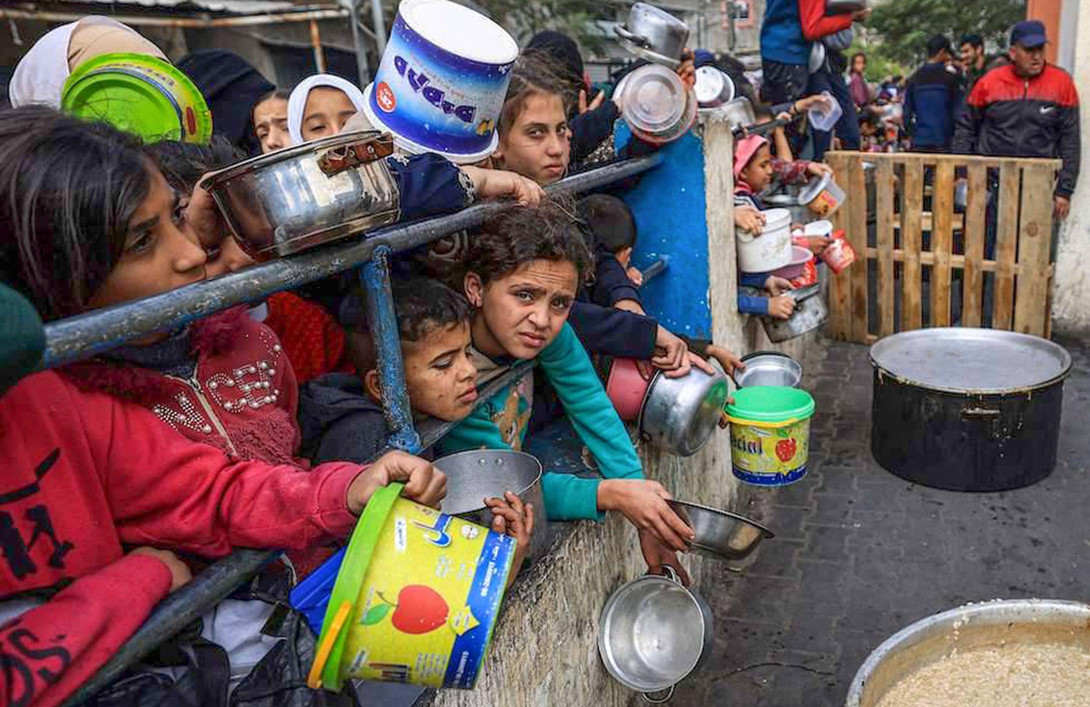 Bild: Kinder mit Töpfen
